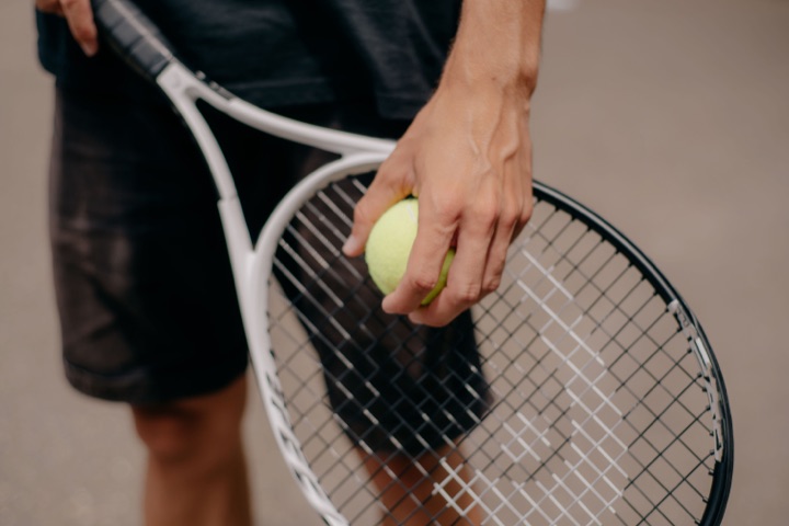Joueur de tennis balle et raquette en main